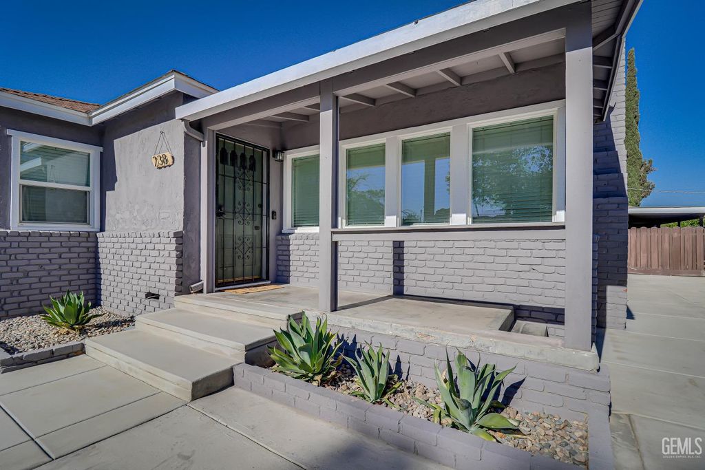 Photo of 238 B Street, Bakersfield, CA 93304 (MLS # 202607162)