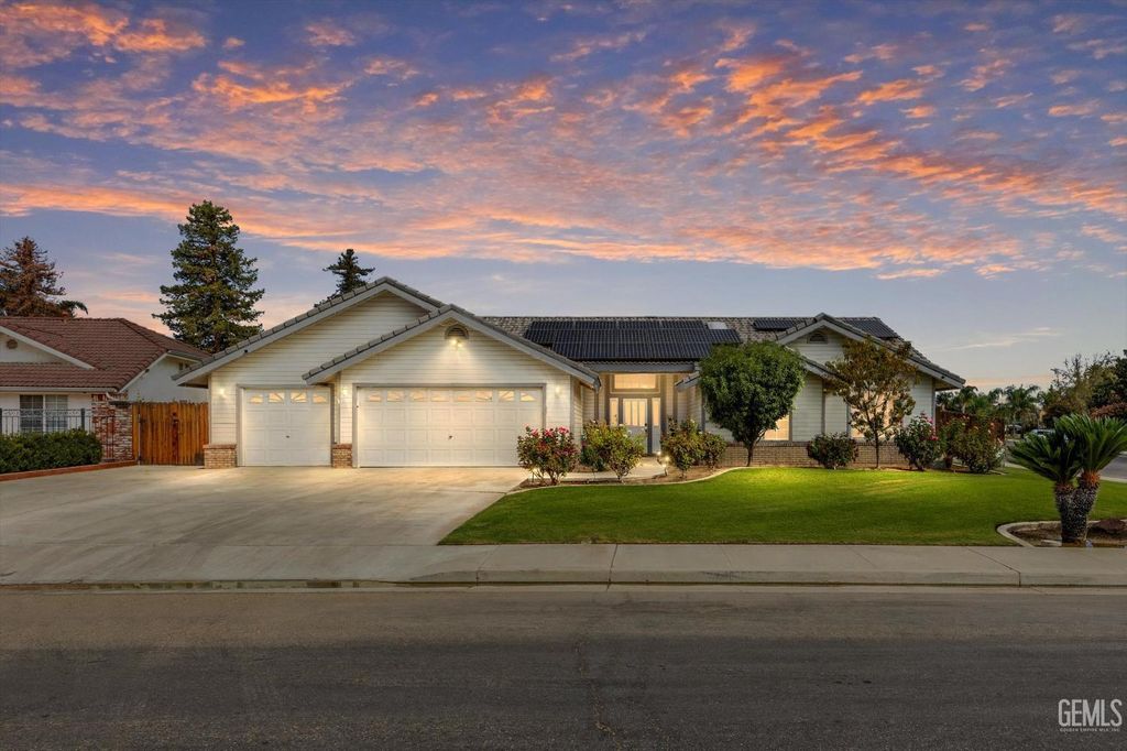Photo of 5102 Snowdrift Court, Bakersfield, CA 93313 (MLS # 202510925)