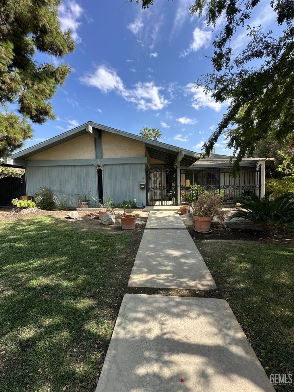 Photo of 4425 Charter Oaks Ave, Bakersfield, CA 93309 (MLS # 202511079)