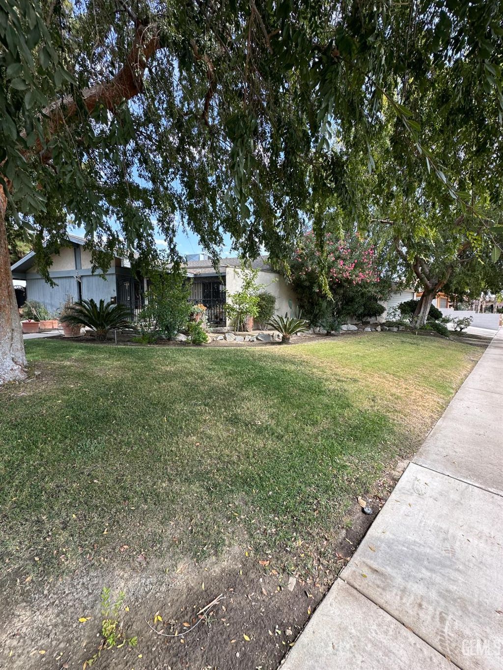 Photo of 4425 Charter Oaks Ave, Bakersfield, CA 93309 (MLS # 202511079)