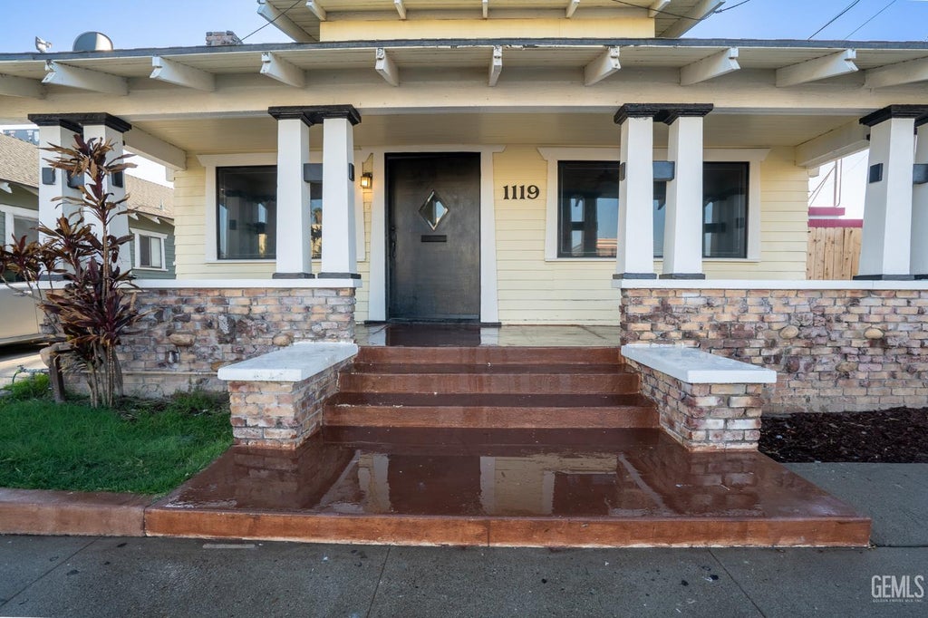Photo of 1119 H Street, Bakersfield, CA 93304 (MLS # 202609993)