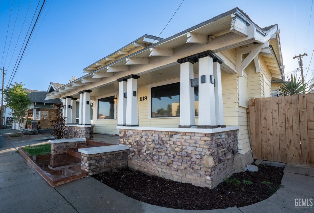 Photo of 1119 H Street, Bakersfield, CA 93304 (MLS # 202609993)