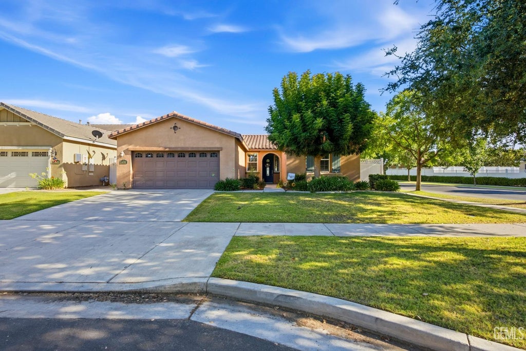 Photo of 14707 Coneflower Drive, Bakersfield, CA 93314 (MLS # 202607969)