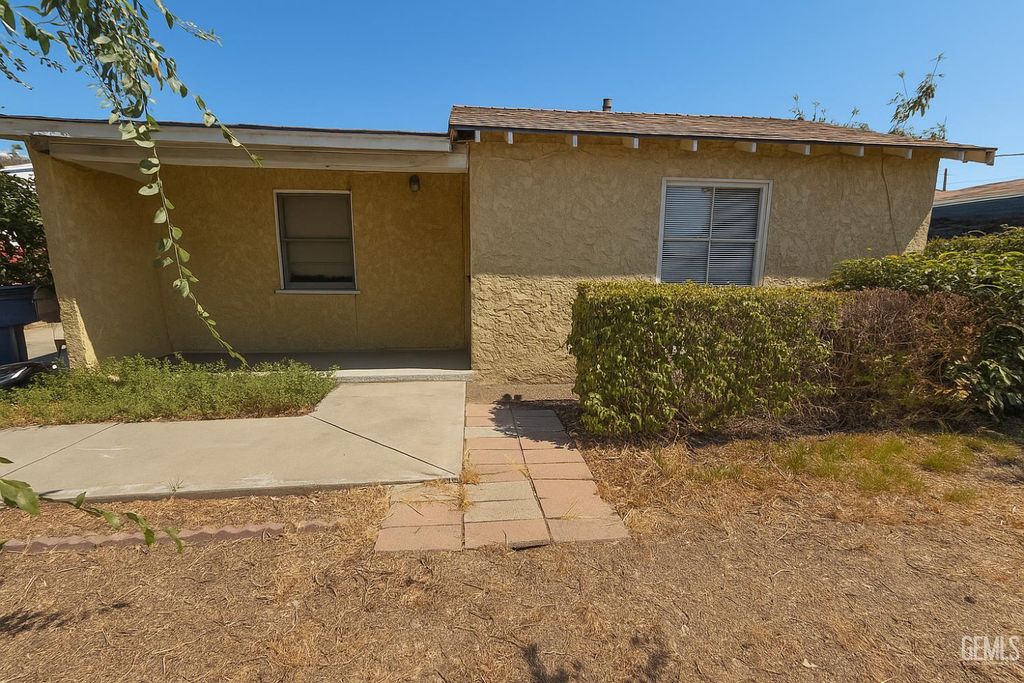 Photo of 11030 De Garmo Avenue, Pacoima, CA 91331 (MLS # 202510687)