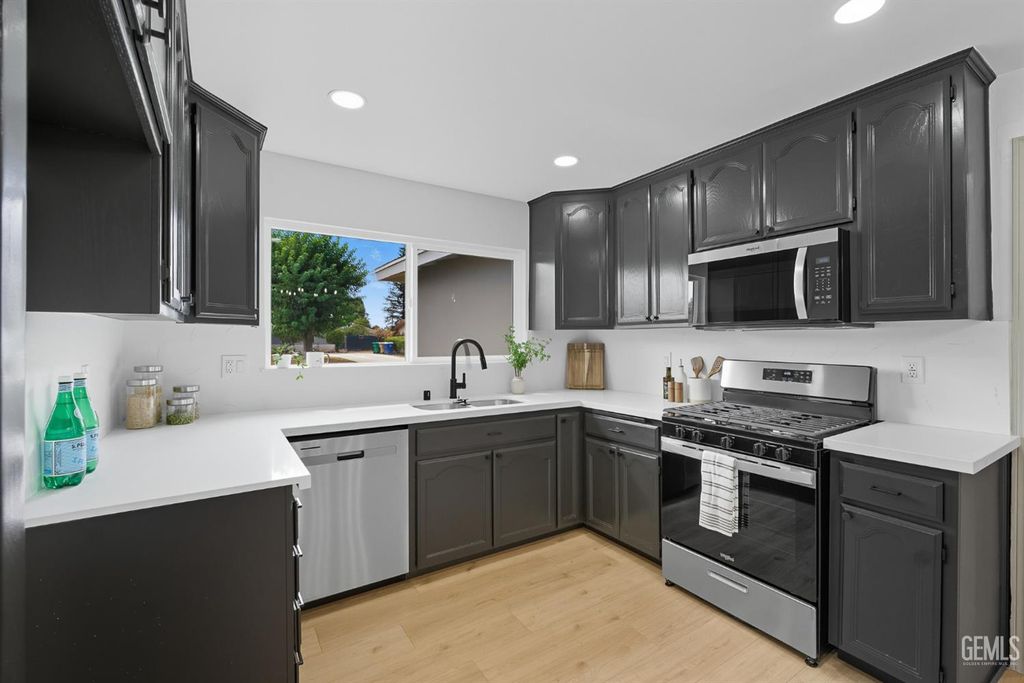 Photo of 6708 Cranbrook Avenue, Bakersfield, CA 93308 (MLS # 202510586)