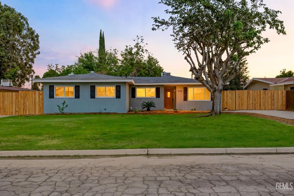 Photo of 6708 Cranbrook Avenue, Bakersfield, CA 93308 (MLS # 202510586)