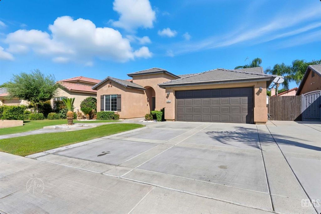 Photo of 10214 Pepperwood Drive, Bakersfield, CA 93311 (MLS # 202511268)