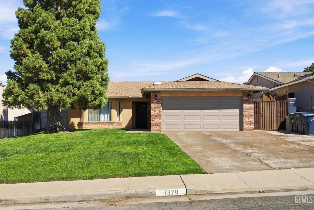 Photo of 1370 S Green Street, Tehachapi, CA 93561 (MLS # 202609965)