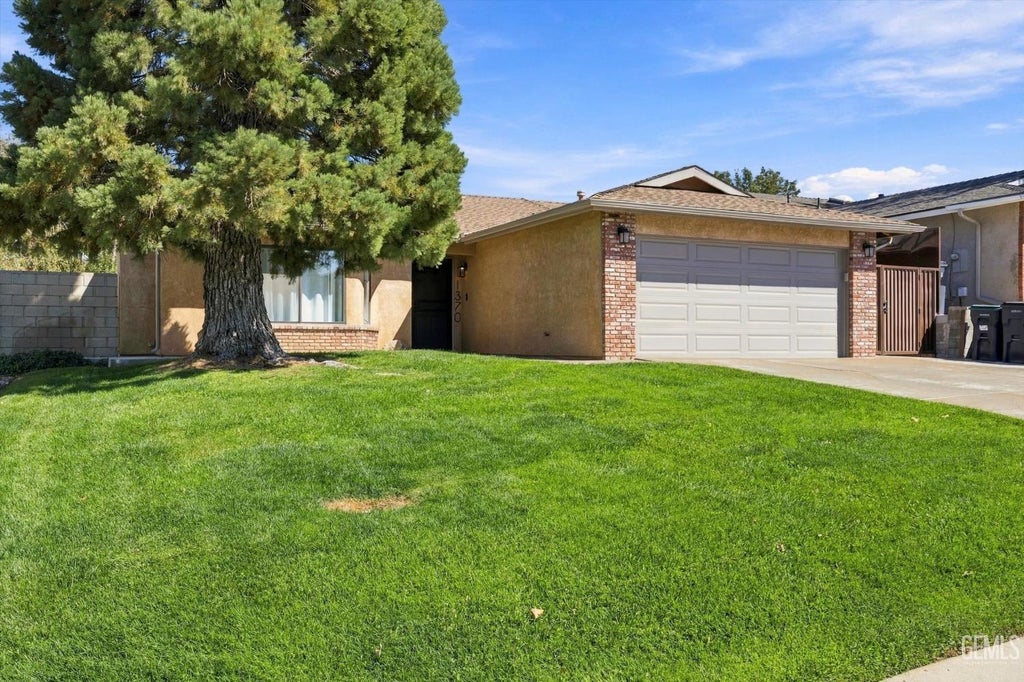 Photo of 1370 S Green Street, Tehachapi, CA 93561 (MLS # 202609965)