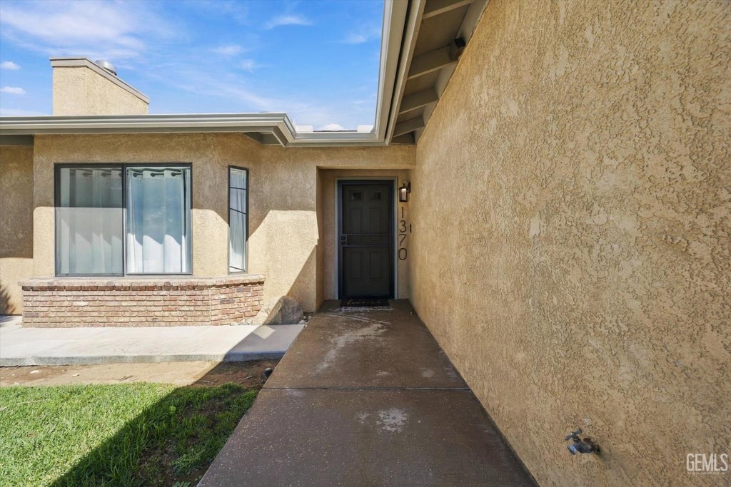 Photo of 1370 S Green Street, Tehachapi, CA 93561 (MLS # 202609965)