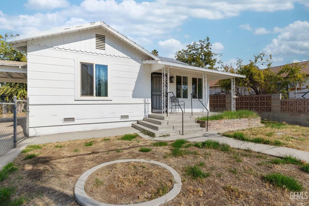 Photo of 920 Knotts Street, Bakersfield, CA 93305 (MLS # 202602272)