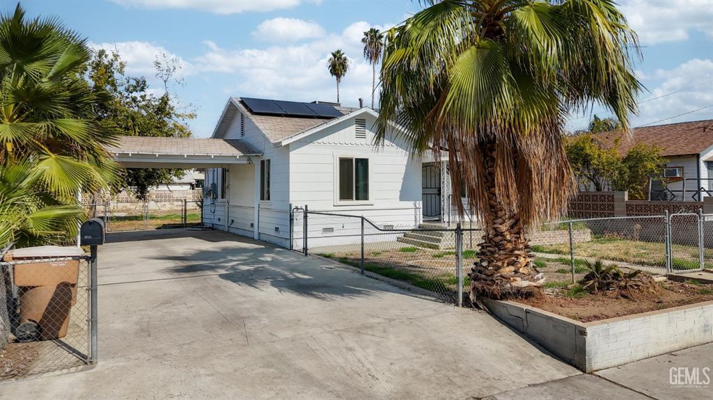 Photo of 920 Knotts Street, Bakersfield, CA 93305 (MLS # 202602272)