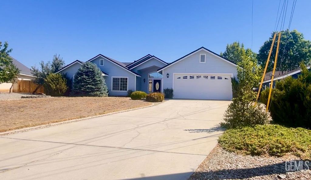 Photo of 28190 Braeburn Place, Tehachapi, CA 93561 (MLS # 202511014)