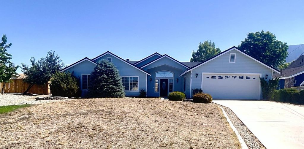 Photo of 28190 Braeburn Place, Tehachapi, CA 93561 (MLS # 202511014)