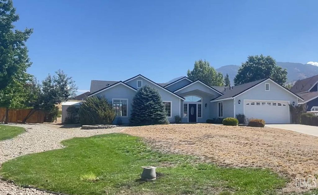 Photo of 28190 Braeburn Place, Tehachapi, CA 93561 (MLS # 202511014)