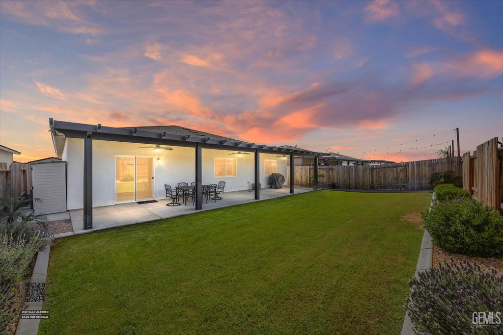 Photo of 910 Hartlepool Avenue, Bakersfield, CA 93307 (MLS # 202603254)