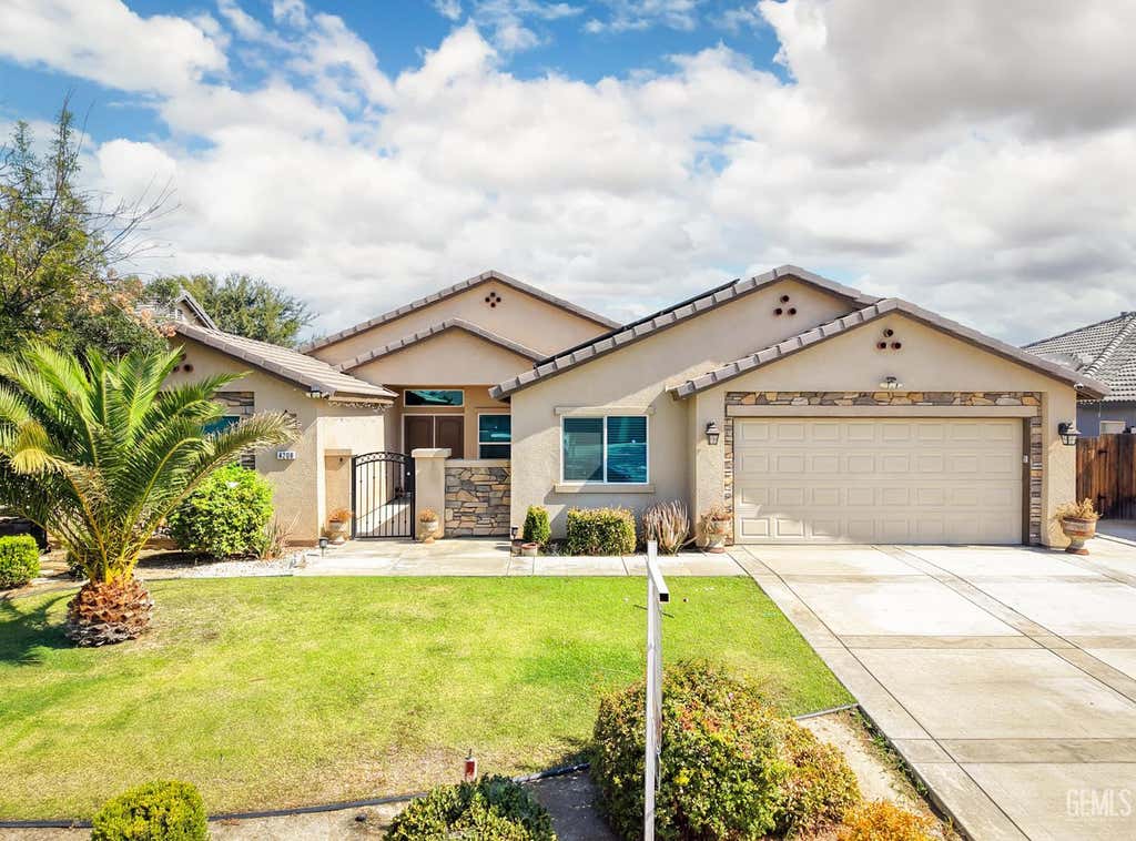 Photo of 4208 Sierra Madre Avenue, Bakersfield, CA 93313 (MLS # 202608486)