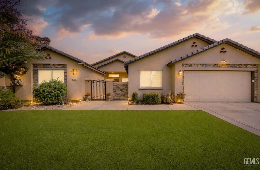 Photo of 4208 Sierra Madre Avenue, Bakersfield, CA 93313 (MLS # 202608486)
