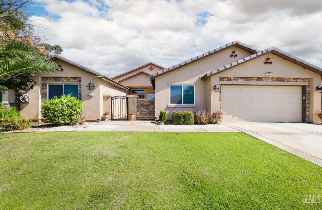 Photo of 4208 Sierra Madre Avenue, Bakersfield, CA 93313 (MLS # 202608486)