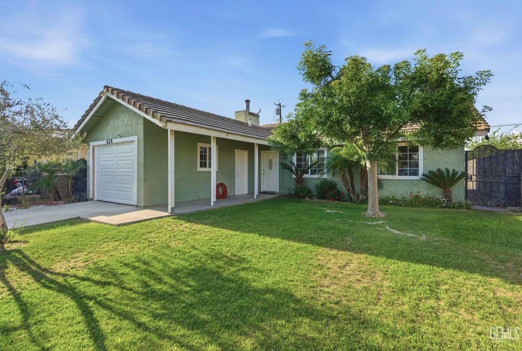 Photo of 624 Tucker Street, Arvin, CA 93203 (MLS # 202604136)