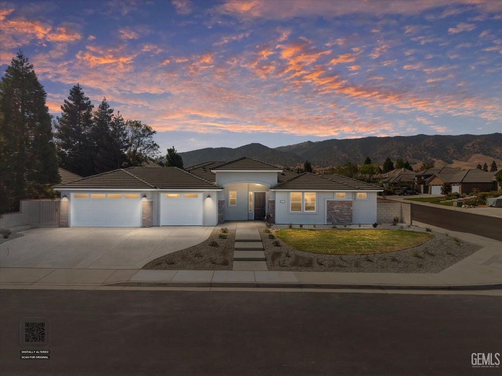 Photo of 402 Mesquite Drive, Tehachapi, CA 93561 (MLS # 202609956)