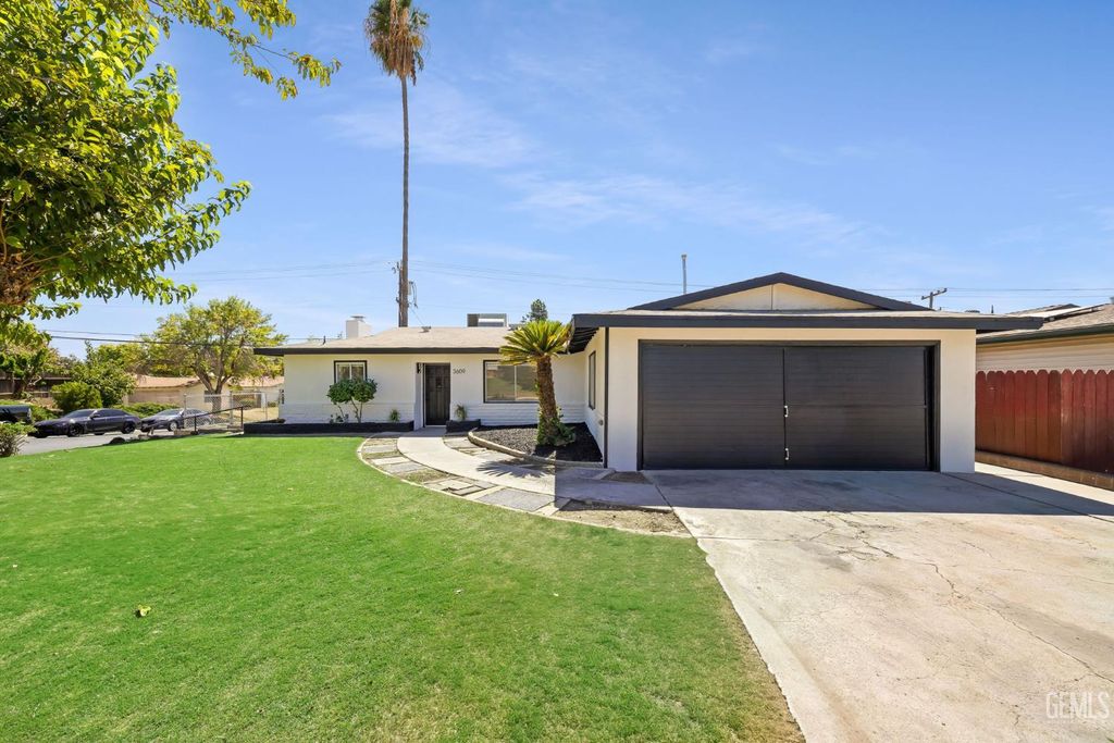 Photo of 3609 Cardinal Avenue, Bakersfield, CA 93306 (MLS # 202510618)
