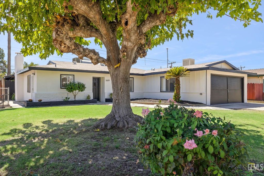 Photo of 3609 Cardinal Avenue, Bakersfield, CA 93306 (MLS # 202510618)