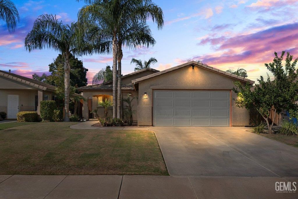 Photo of 5908 Sarona Street, Bakersfield, CA 93308 (MLS # 202511220)