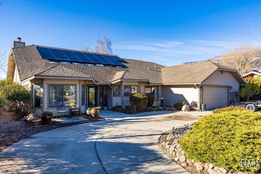 Photo of 23891 Shoreline Court, Tehachapi, CA 93561 (MLS # 202511342)