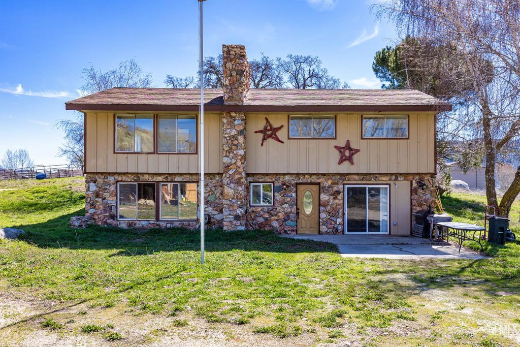 Photo of 29960 Greenwater Drive, Tehachapi, CA 93561 (MLS # 202602672)