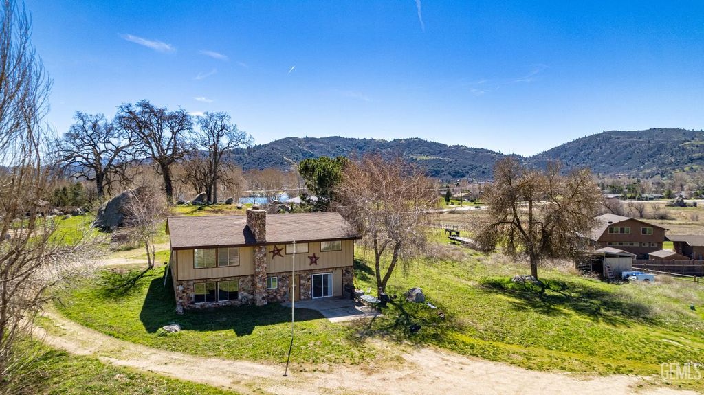 Photo of 29960 Greenwater Drive, Tehachapi, CA 93561 (MLS # 202602672)