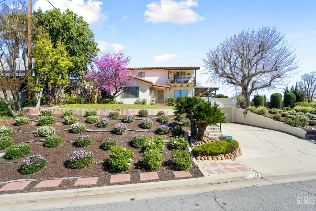 Photo of 616 Magnolia Avenue, Bakersfield, CA 93305 (MLS # 202602396)
