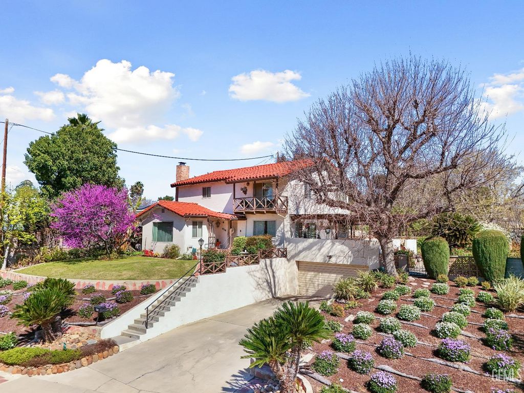 Photo of 616 Magnolia Avenue, Bakersfield, CA 93305 (MLS # 202602396)