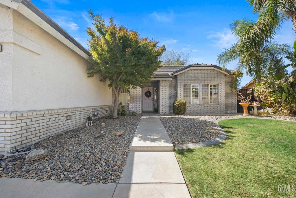 Photo of 6008 Cliffwood Way, Bakersfield, CA 93306 (MLS # 202610415)