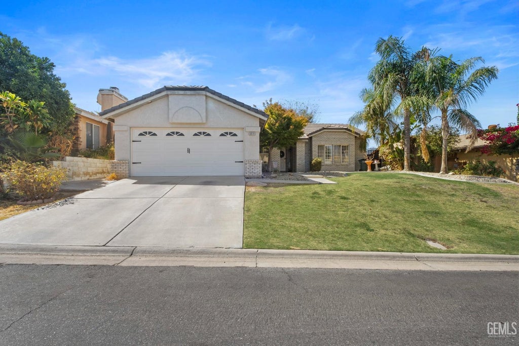 Photo of 6008 Cliffwood Way, Bakersfield, CA 93306 (MLS # 202610415)