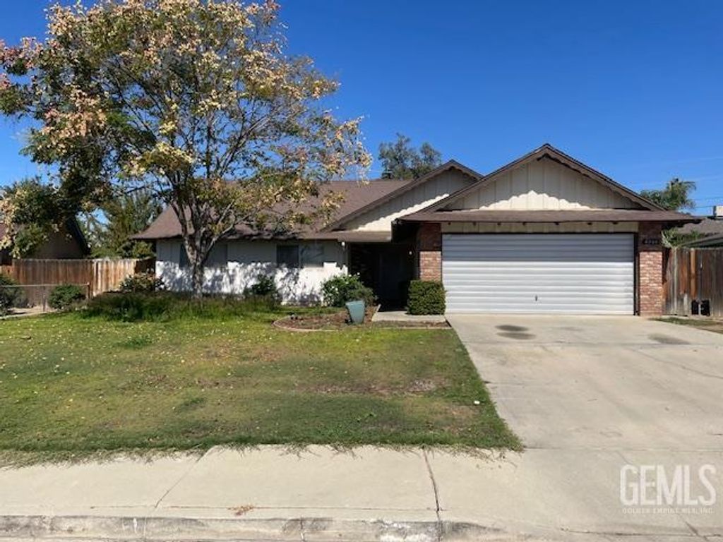 Photo of 4200 Ridgemoor Avenue, Bakersfield, CA 93306 (MLS # 202511394)