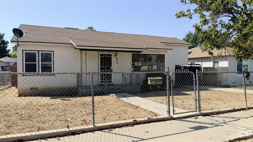 Photo of 613 Charlana Drive, Bakersfield, CA 93308 (MLS # 202609885)