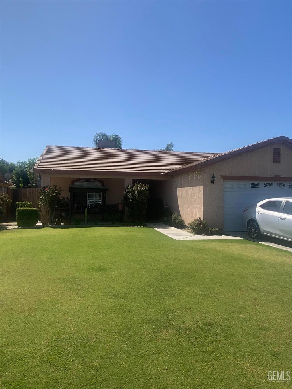 Photo of 1217 Interlaken Drive, Bakersfield, CA 93307 (MLS # 202609973)