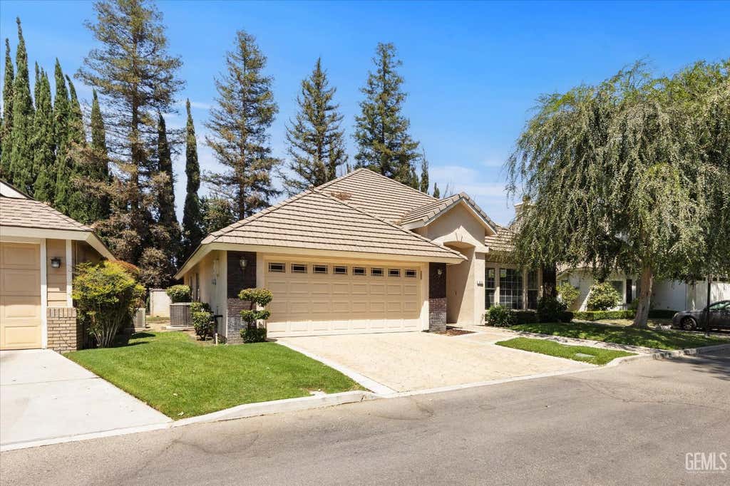 Photo of 117 Stockdale Circle, Bakersfield, CA 93309 (MLS # 202608606)