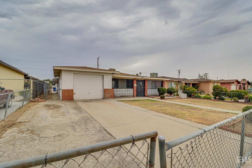 Photo of 222 Cecil Avenue, Delano, CA 93215 (MLS # 202609445)