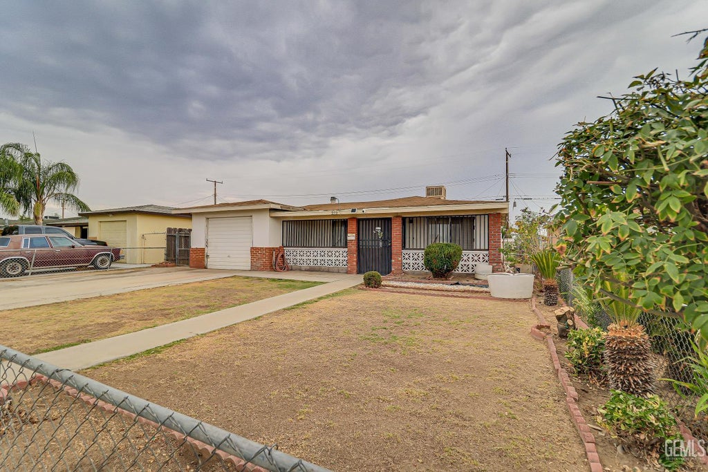 Photo of 222 Cecil Avenue, Delano, CA 93215 (MLS # 202609445)