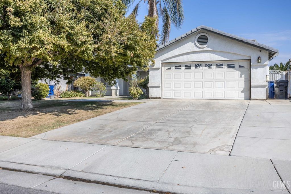 Photo of 4110 Serene Oak Drive, Bakersfield, CA 93313 (MLS # 202510597)