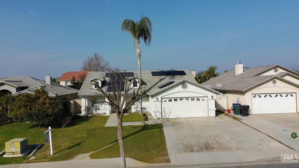 Photo of 4110 Serene Oak Drive, Bakersfield, CA 93313 (MLS # 202510597)