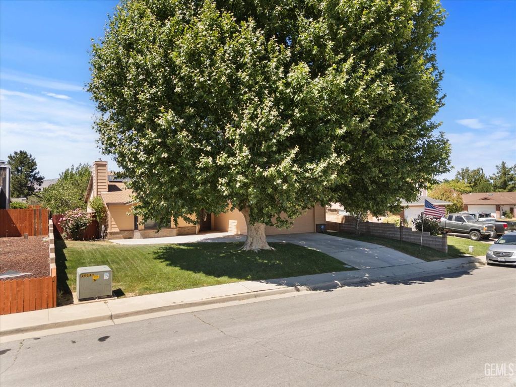 Photo of 117 Sunrise Way, Tehachapi, CA 93561 (MLS # 202606585)