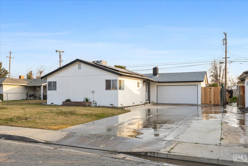 Photo of 1709 Hodges Avenue, Bakersfield, CA 93304 (MLS # 202600697)