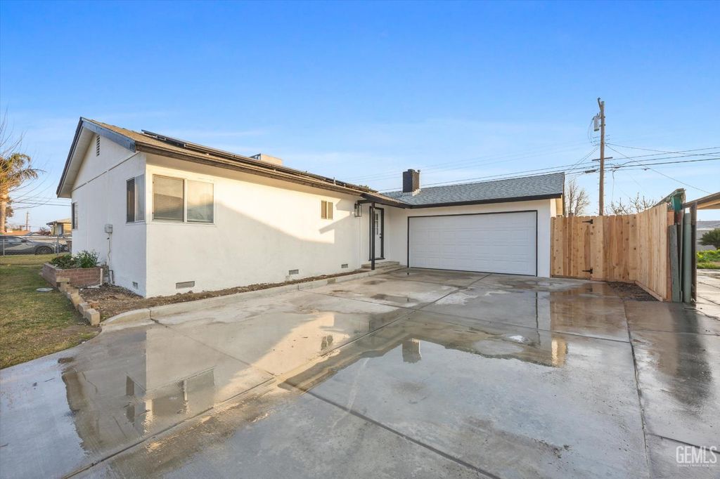 Photo of 1709 Hodges Avenue, Bakersfield, CA 93304 (MLS # 202600697)