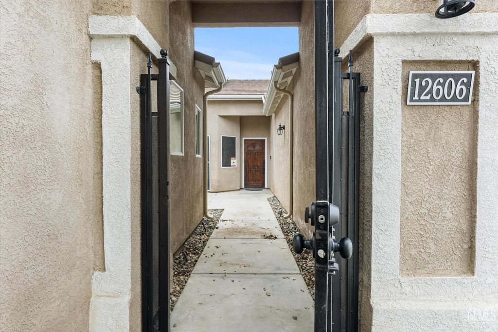 Photo of 12606 Knights Bridge Place, Bakersfield, CA 93312 (MLS # 202513562)