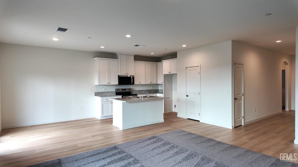 Photo of 6107 Banner Court, Bakersfield, CA 93307 (MLS # 202610411)