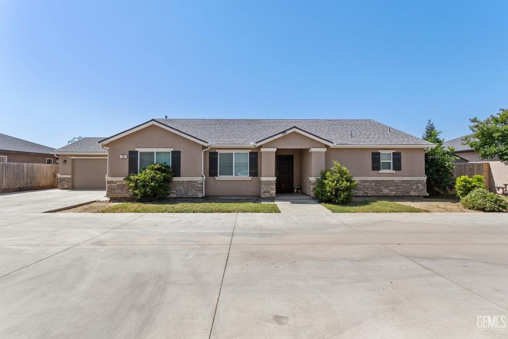 Photo of 0 733 W. Perez, Visalia, CA 93291 (MLS # 202605404)