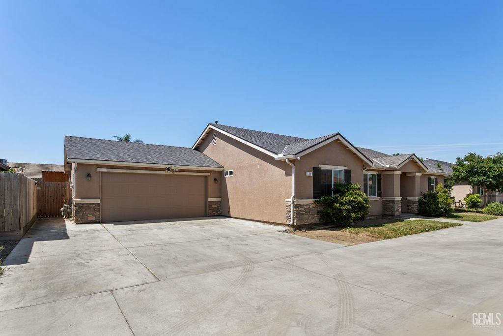 Photo of 0 733 W. Perez, Visalia, CA 93291 (MLS # 202605404)
